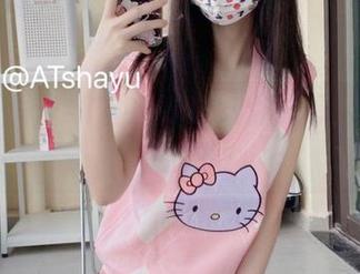 一组照片，AT鲨的泳衣让你联想起海浪的轻拍