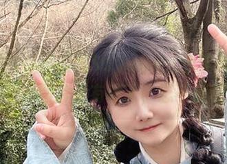 你没看错，真的是Sayako＿今年4岁定制的阿库娅，图片太有梗了，忍不住想分享！