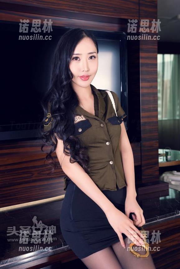 TouTiao头条女神-张蓝欣 TouTiao头条女神 - 套装如此“轻盈”,不知道张蓝欣是想传达什么。