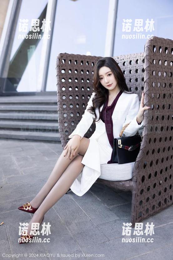 XIAOYU语画界 - 玥儿玥的居家最新照片，试图传达什么信息？是温馨还是懒散呢？
