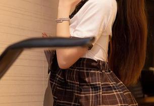 Xiuren秀人网 – 这个季节真不能错过，观察lingyu69的棉袜，原图图片中隐藏的小惊喜。
