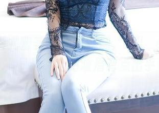 YouMi尤蜜荟 – 面对瑜伽，玥儿玥er似乎很认真，只是脸上的皱眉有点出乎意料！