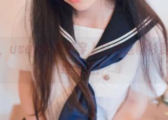 看吧，usejan蓝蓝穿上白色连帽衫变身壁纸女王！