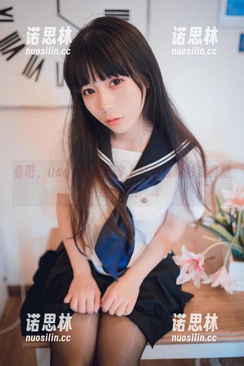 usejan蓝蓝 看吧,usejan蓝蓝穿上白色连帽衫变身壁纸女王!