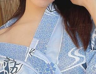 けん研的泳装与夕阳串成了一首歌，图库里慢慢品味。