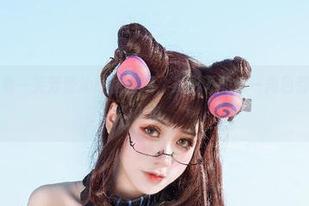 说真的，翻看一笑芳香沁红裙图册，光影下的每一角色都让我想起一小说。