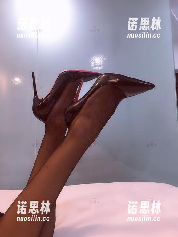 丝月神 微密圈 - 绸面方扣高跟,私拍里的每一步都带着丝月神的个性气场,美图竟然如此撩人!