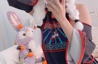 不火不行！二阶堂宅绘子的旗袍黑丝渔网套图，毫不客气地撩拨着我的心。