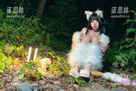 咬人小小兔 咬人小小兔和户外的组合,图片中酝酿着微妙的气息,似乎有什么要说的。
