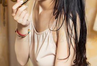 头条女神 – 最新原图中穆菲菲传递的性感，你会在朋友圈用什么表情包形容？