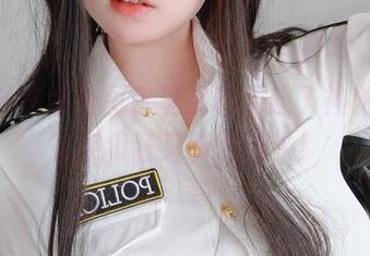 女主K在黑色图包里又玩儿起了神秘感，有点疯狂又有点迷人！