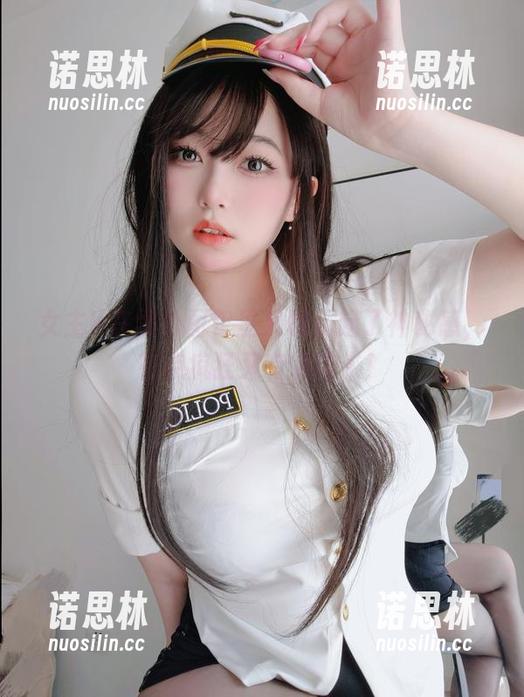女主K 女主K在黑色图包里又玩儿起了神秘感,有点疯狂又有点迷人!