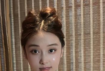 微密圈 – 奶雯红色战衣在线，真不知是她打算去拯救世界还是赶着去派对。