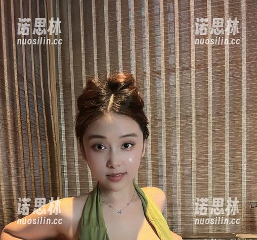 微密圈 - 奶雯红色战衣在线，真不知是她打算去拯救世界还是赶着去派对。
