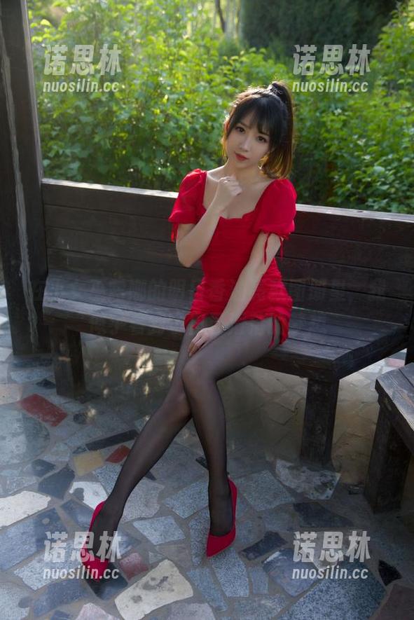 小女巫露娜 在小女巫露娜的明日香油亮款图册里,我似乎看到了自己滑落的梦想