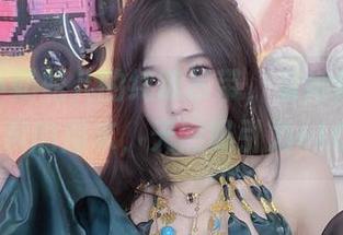 分享小小奶瓶儿的纯欲吊带，看她如何点燃你无聊的周末，天然吸引力+100！
