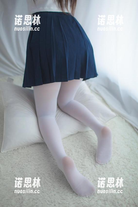 少女秩序-小鱼 少女秩序 - 小鱼的照片原图,烘托得好像这里的水都是透明色的,真想碰一下。