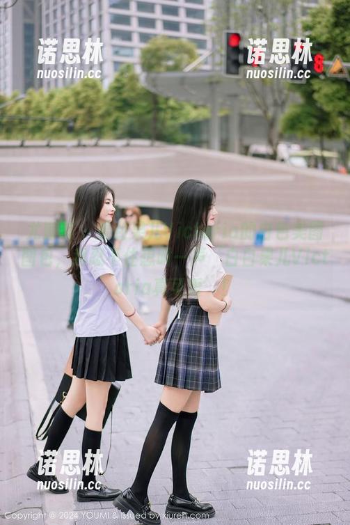 尤蜜荟-果儿Victoria 尤蜜荟 - 看到果儿Victoria的白色美图图包,我忍不住想叫一声‘白白果儿Victoria真可爱’!