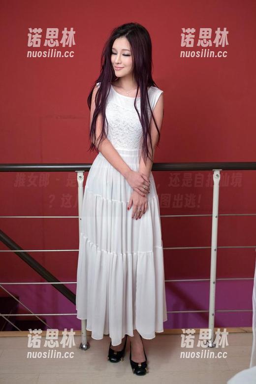 推女郎 - 是Yu佳妮的天台，还是自拍仙境？这几张图片直接原图出逃！