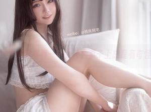 桃良阿宅的办公室写真——为什么桌子上总是有奇怪的零食？
