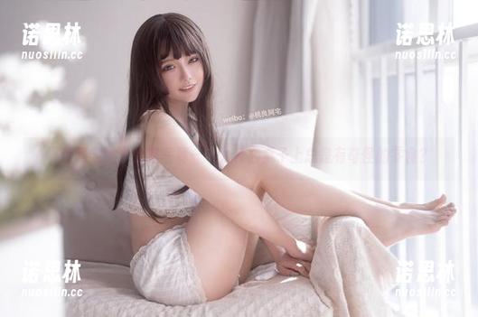 桃良阿宅 桃良阿宅的办公室写真——为什么桌子上总是有奇怪的零食?