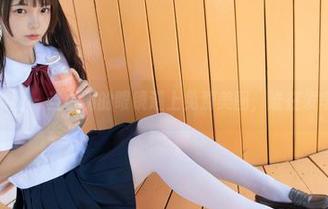 森萝财团 – 当小满的眼镜遇上免费美图，谁在发牢骚？