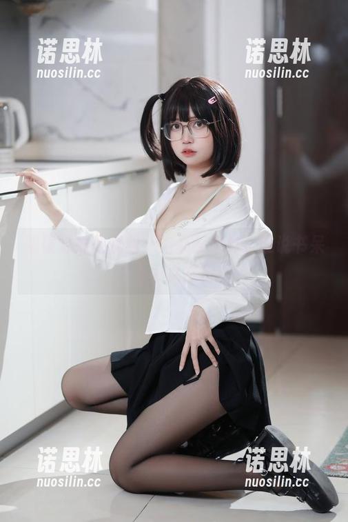 洛桑w伊梓 眼镜妹妹的优雅:洛桑w伊梓,谁说书呆子不可以打扮?