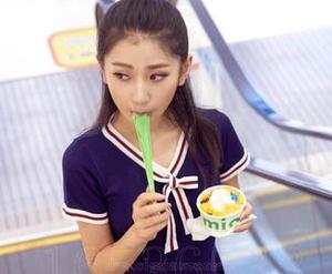 爱丝 – 在佳慧的灰丝写真里，有种资源无处不在的魔力，是我的幻觉吗？