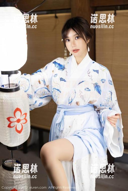 秀人网 - 吃白菜的vi菜菜黑色元素满分，原图满屏黑曜石，照片里还不如我这个捡漏的家伙抢眼。