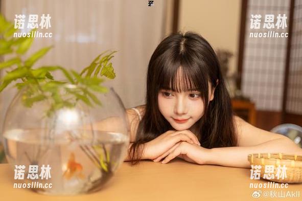 这秋山AkI的mirror彩云图集…颜色太迷人我有点忍不住，下载之前需不需要先备一包纸巾？