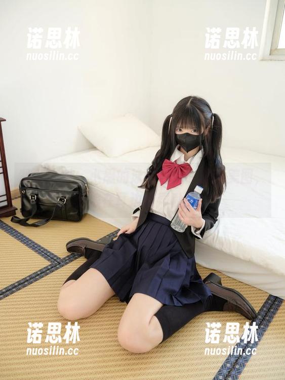 紧急企划 - 小恩的泳装日记：最新美图，海浪在耳边轻声私语。