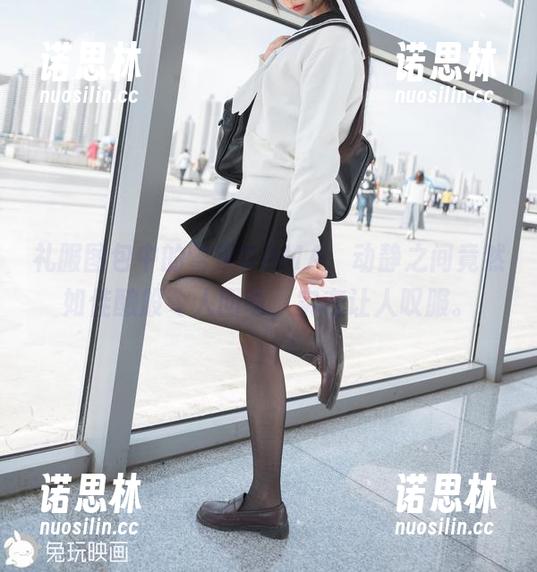 礼服图包中的雪琪SAMA，动静之间竟然如佳酿般令人回味，实在让人叹服。