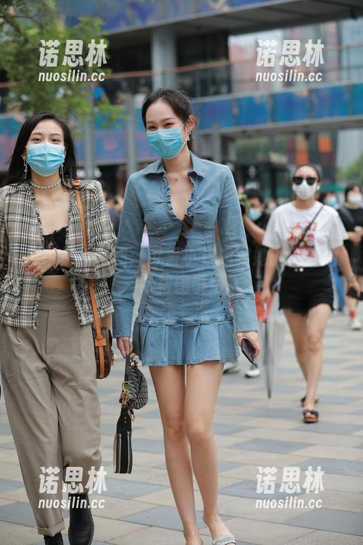 魔镜街拍 魔镜街拍套图:可爱小姐姐和她的肉丝包臀裙搞事情