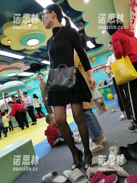 魔镜街拍：粉衣瑜伽裤小姐姐的写真合集，一秒钟都不想错过